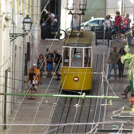Bl Bairro Alto Famous Bica Funicular Street View ליסבון