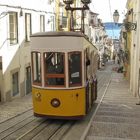 Bl Bairro Alto Famous Bica Funicular Street View * ליסבון